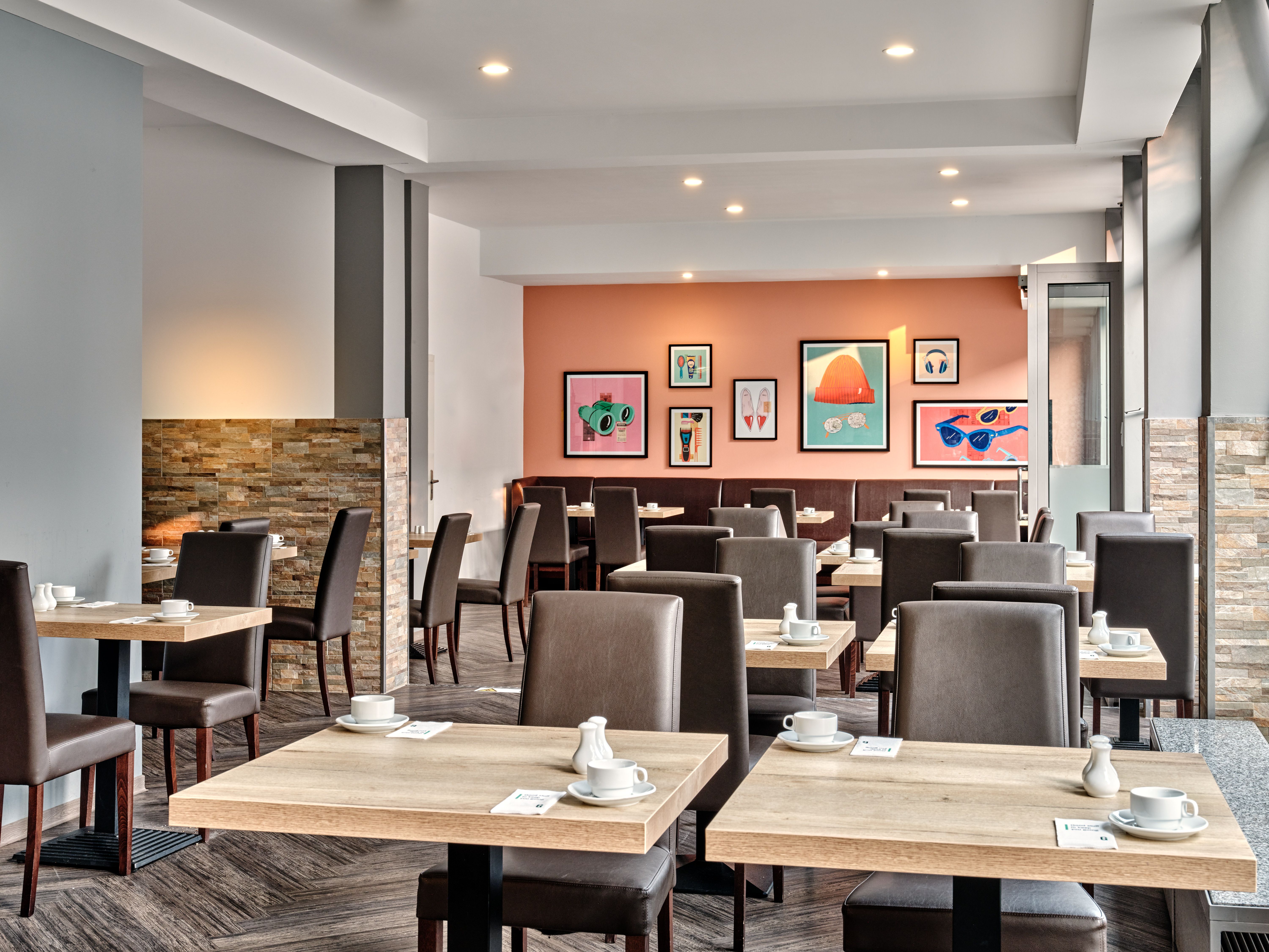 Restaurant-Ansicht in den Garner Hotels mit Tischen und Stühlen.