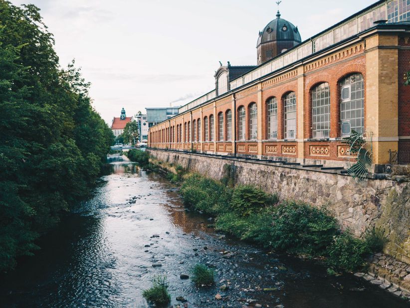 Markthalle in Chemnitz mit Fluss im Vordergrund