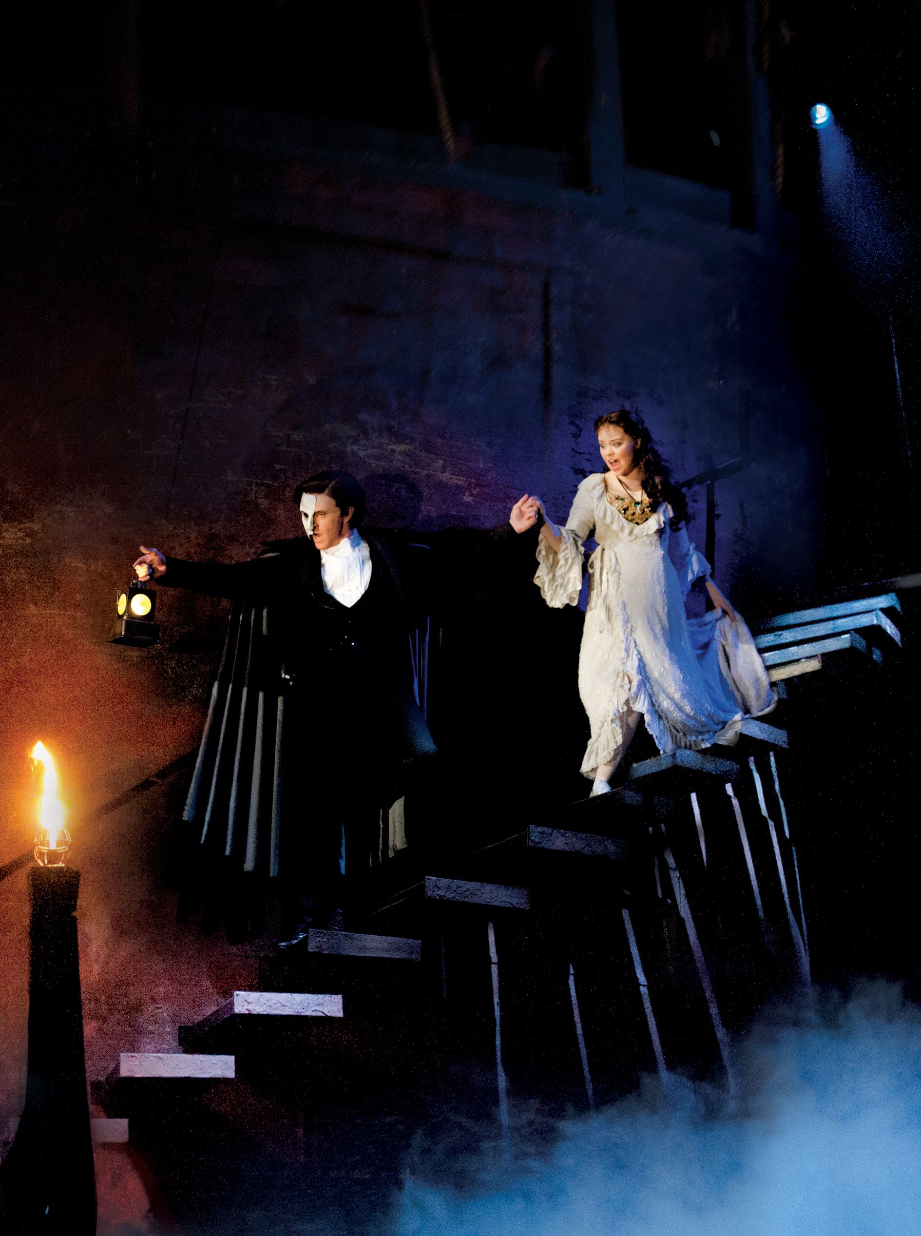 Das Phantom und Christine laufen eine Treppe in den Keller hinunter