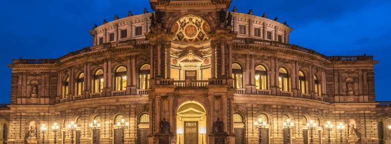 Die Dresdner Semperoper zur blauen Stunde, warm beleuchtet - BAHNHIT.DE, © getty, Foto: tichr