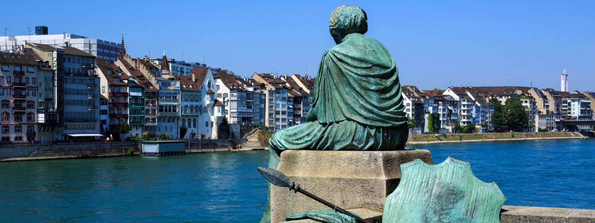 Die Helvetia-Statue am Ufer des Rheisn in Basel - BAHNHIT.DE, © getty, Foto: Stephen Allen