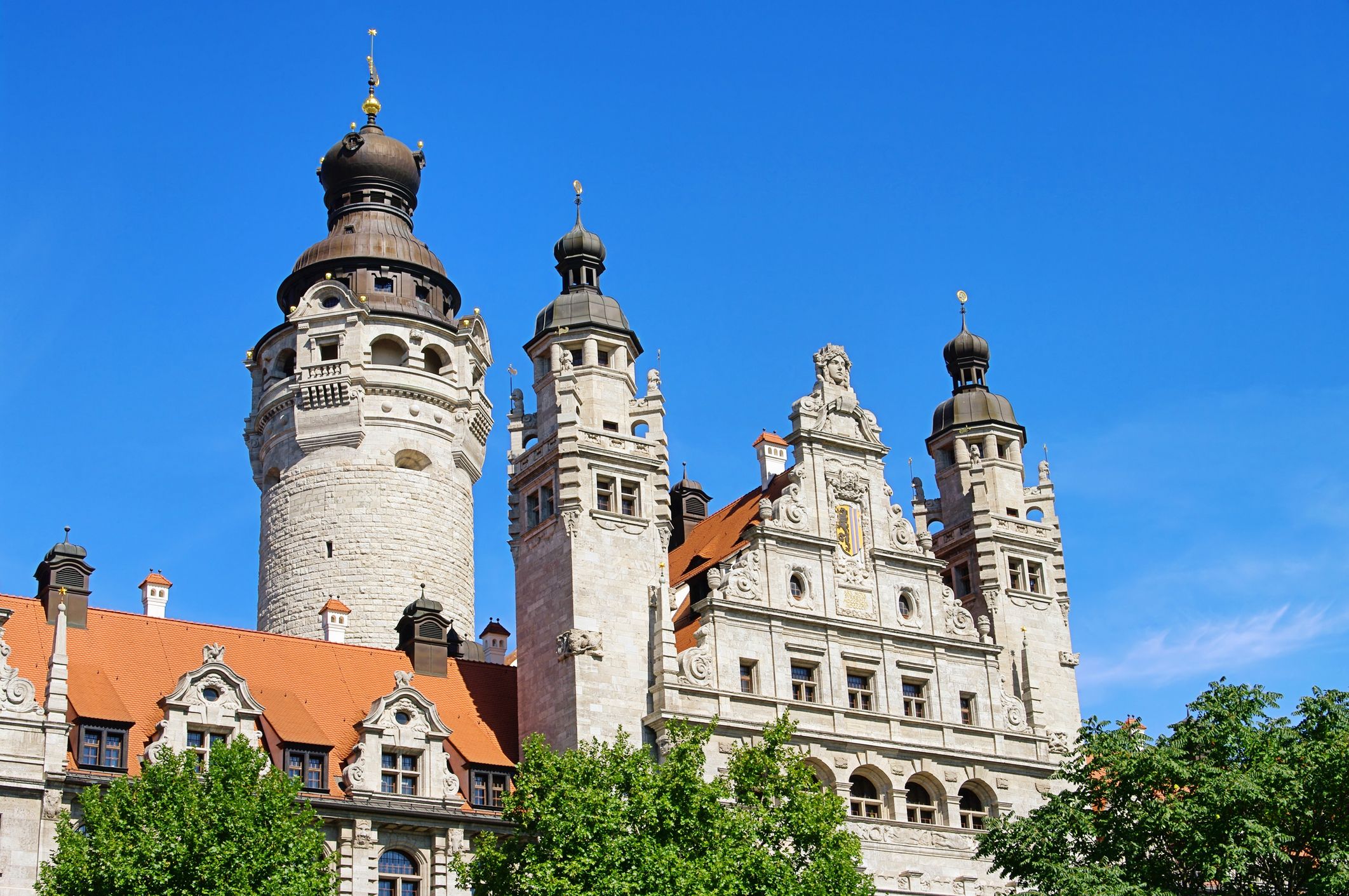 Türme und Dach es neuen Rathaus in Leipzig