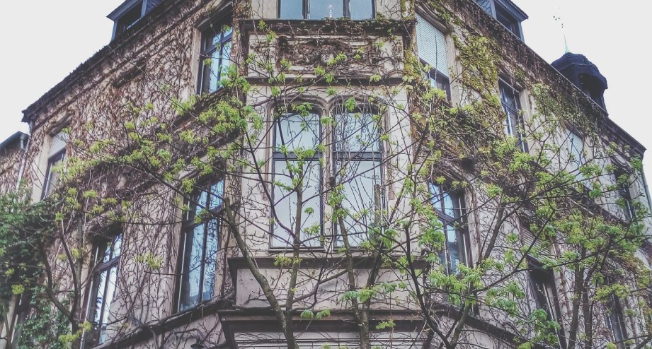 Wuppertal altes schickes Gebäude, © Getty Images Peter Kinas / EyeEm; 