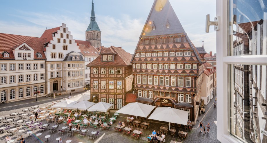 Blick auf das Knochenhauser Amtshaus auf dem Marktplatz von Hildesheim. - BAHNHIT.DE, © Hildesheim Marketing GmbH, Foto Dagmar Schwelle