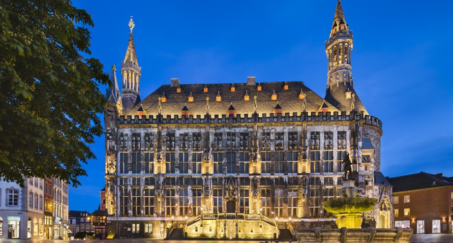 Aachen Rathaus nachts, © Getty Images IndustryAndTravel