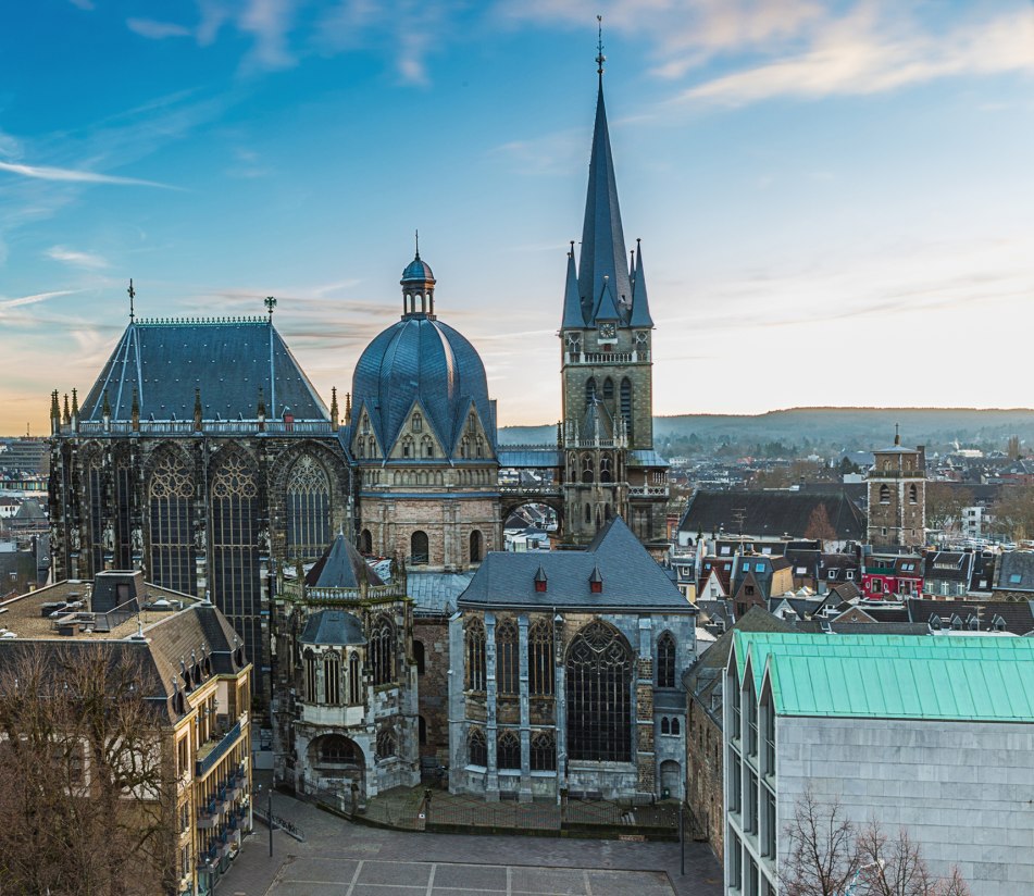 Blick auf den Vorplatz des Aachener Doms - BAHNHIT.DE, © getty, Foto: Rafael Classen