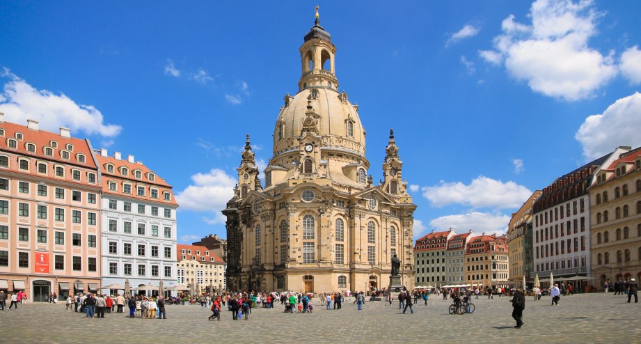 Dresden: Neumarkt und Frauenkirche vor blauem Himmel mit ein paar Schäfchenwolken - BAHNHIT.DE, © getty