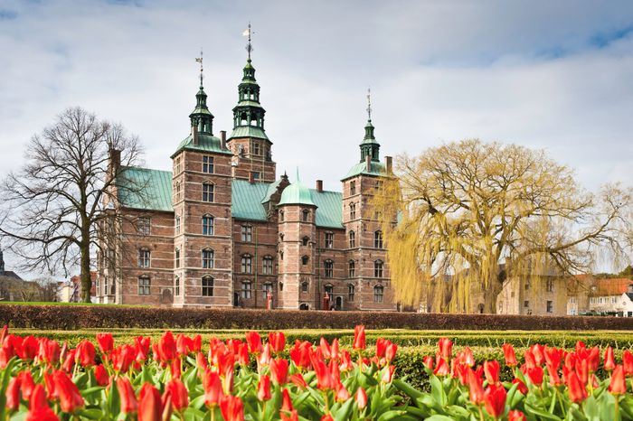 Blick auf Schloss Rosenborg in Kopenhagen mit roten Tulpen im Vordergrund