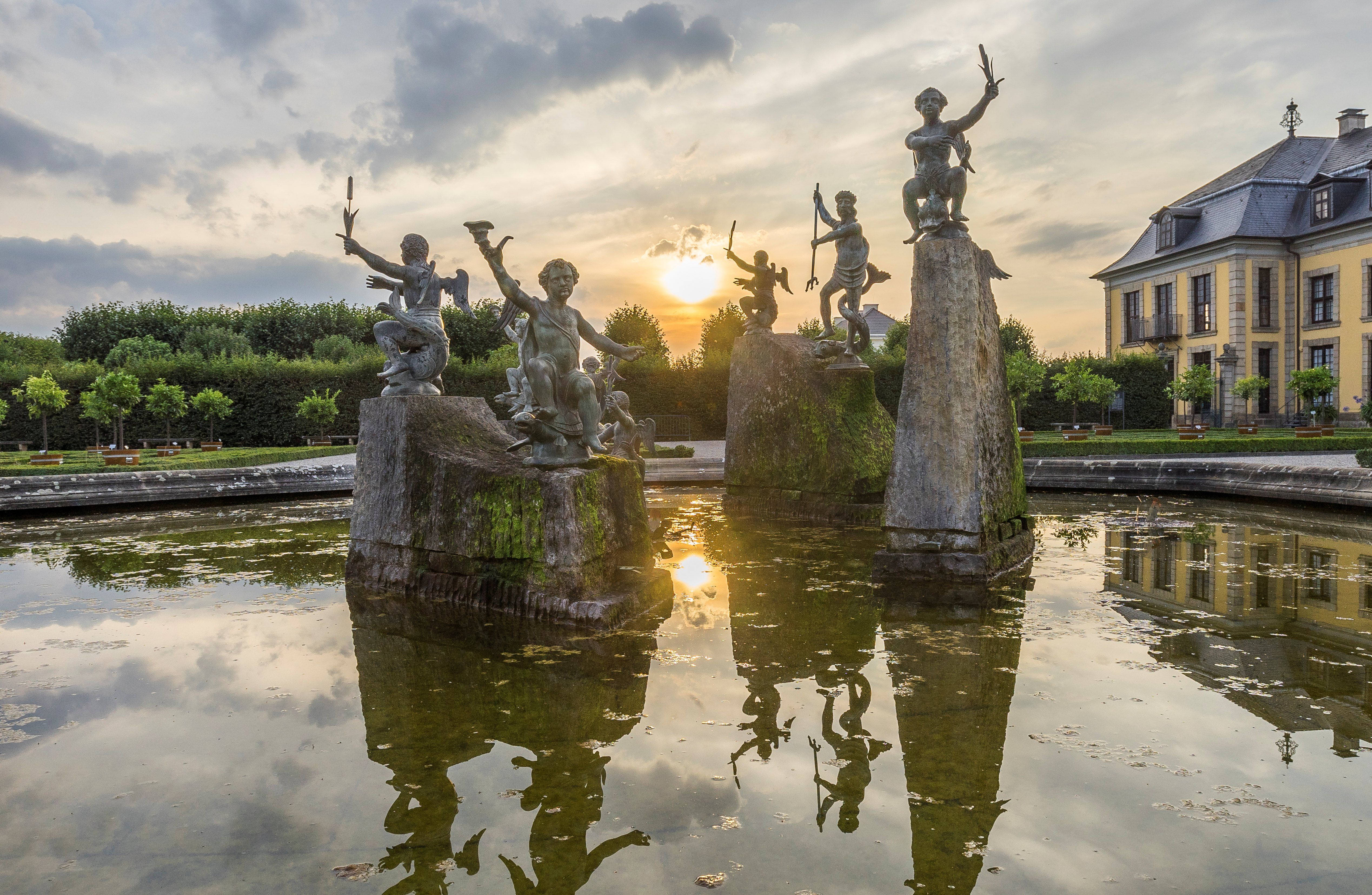 Neptunbrunnen in den Herrenhäuser Gärten bei Sonnenuntergang
