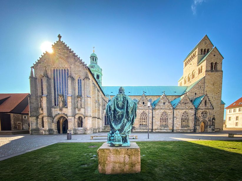 Mariendom Hildesheim mit Statue im Vordergrund 