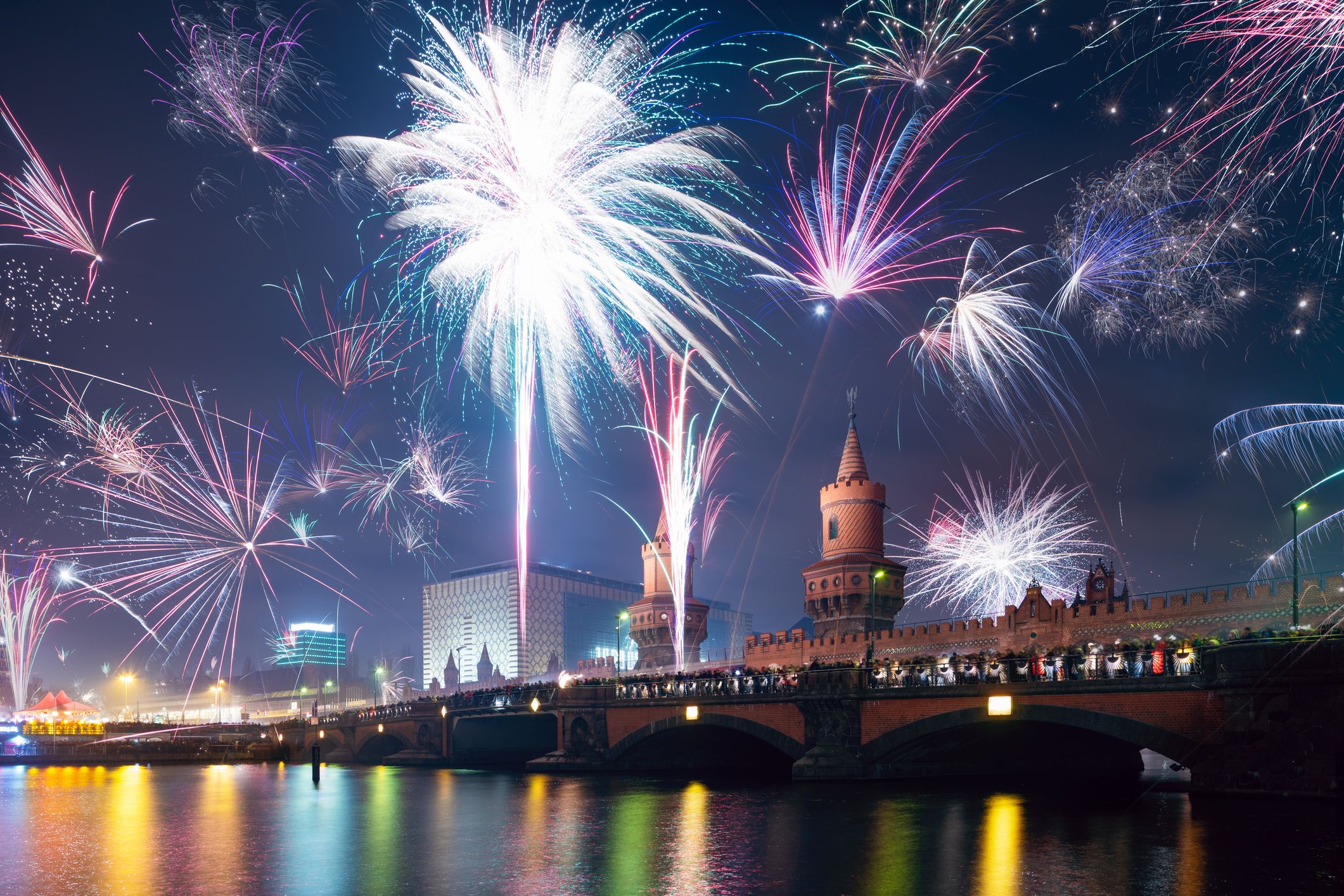 Feuerwerk über Berlin an der Oberbaumbrücke bei Nacht