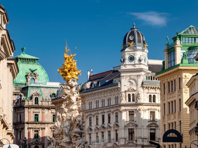 Statue mit goldener Spitze in der Innenstadt von Wien
