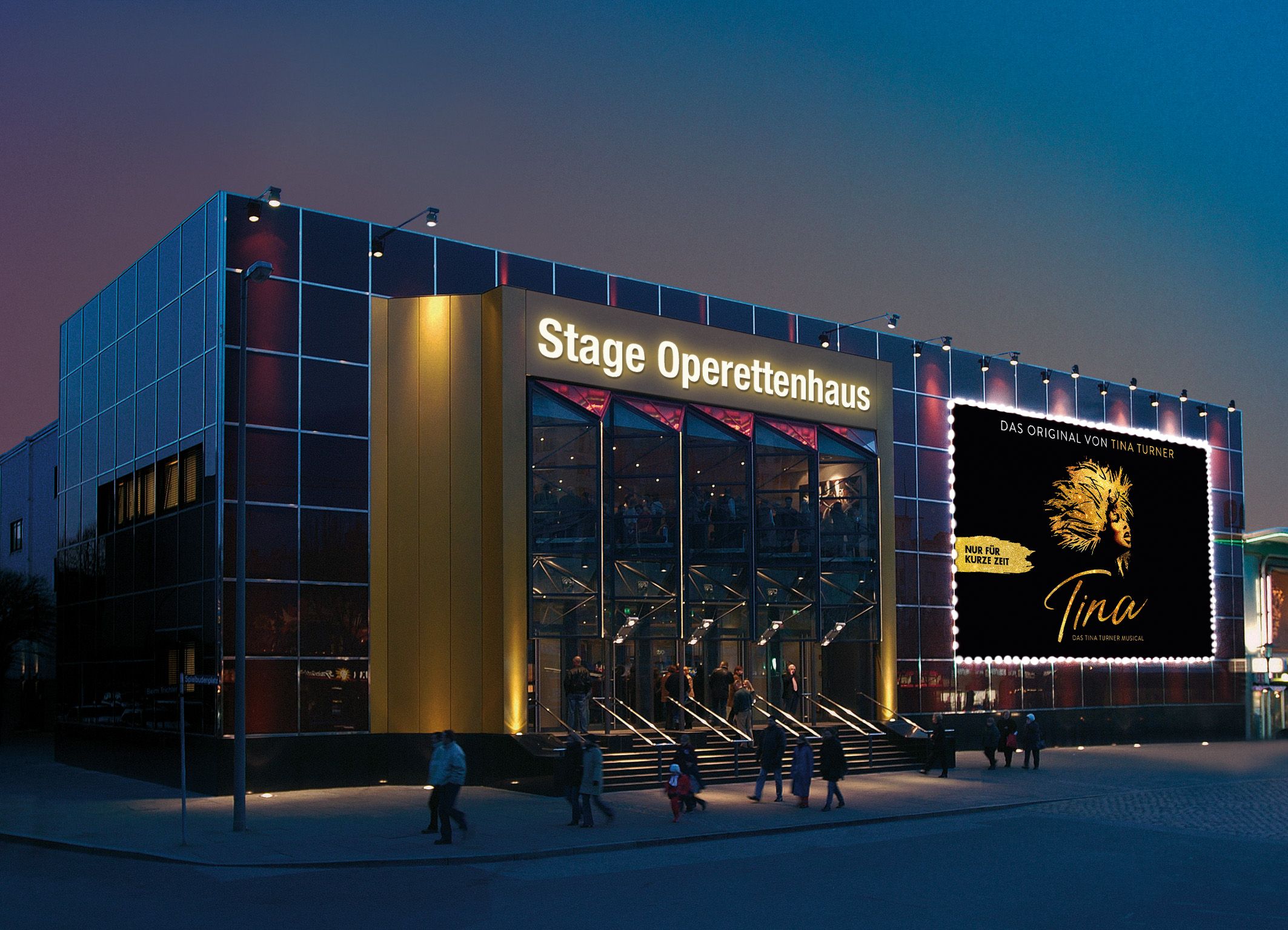 Stage Operettenhaus in Hamburg von außen am Abend mit beleuchteter Fassade.