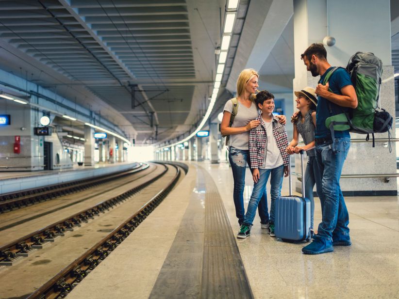 Familie reist gemeinsam im Zug
