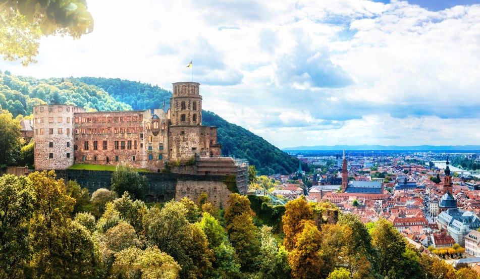 Schloss und Panorama von Heidelberg. - BAHNHIT.DE, © getty; Foto: Freeartist
