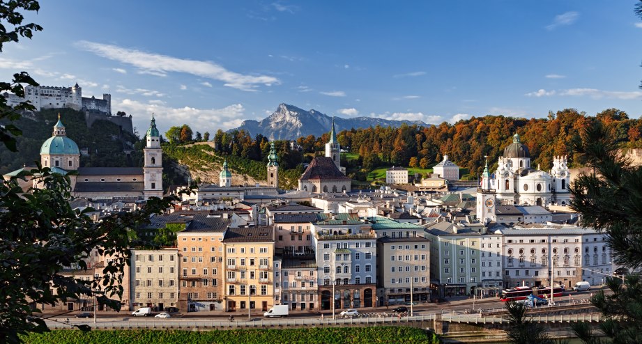 Salzburg Häuser am Ufer, © Getty Images rusmor@gmail.com