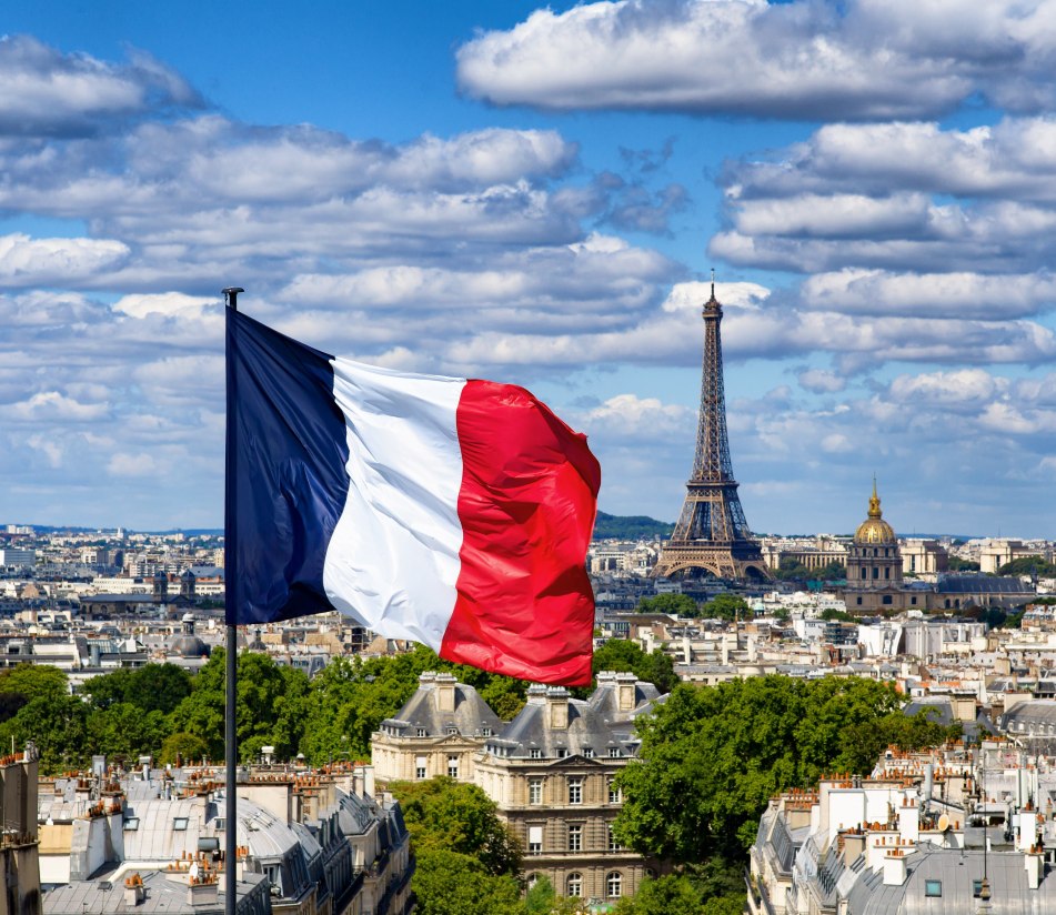 Paris Eifelturm mit französischer Flagge , © GettyImages_ Photo by Alessandro Grussu