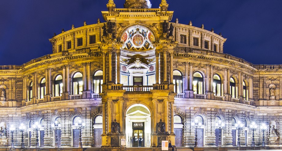 Dresdner Semperoper bei Nacht, hell beleuchtet - BAHNHIT.DE, © getty, Foto: SeanPavonePhoto