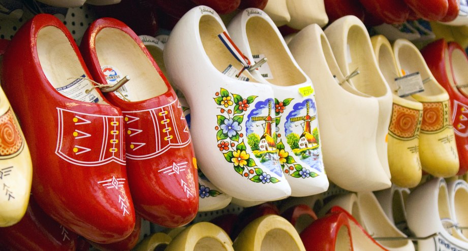 Bunte Holzclogs in einem Souvenirshop in Amsterdam - BAHNHIT.DE, © getty, Foto: Susue Adams