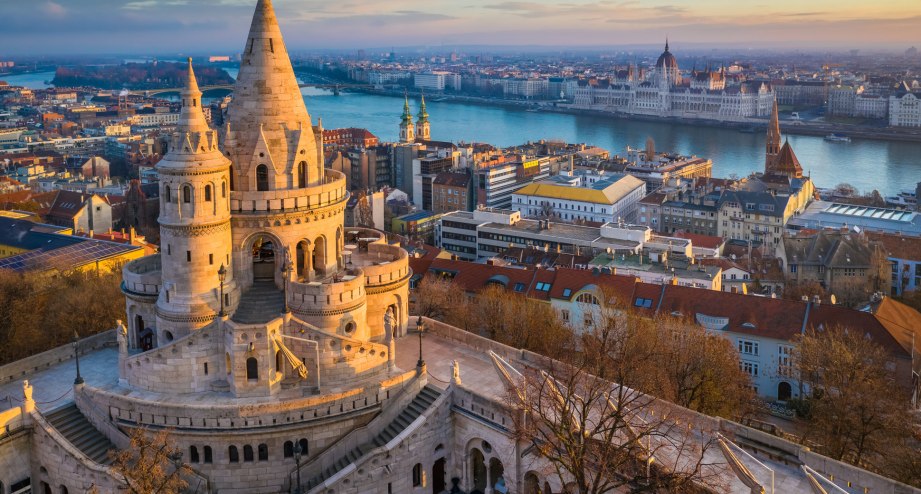 Bahnhit Budapest - Der Hauptturm der berühmten Fischerbastion , © GettyImages, ZoltanGabor