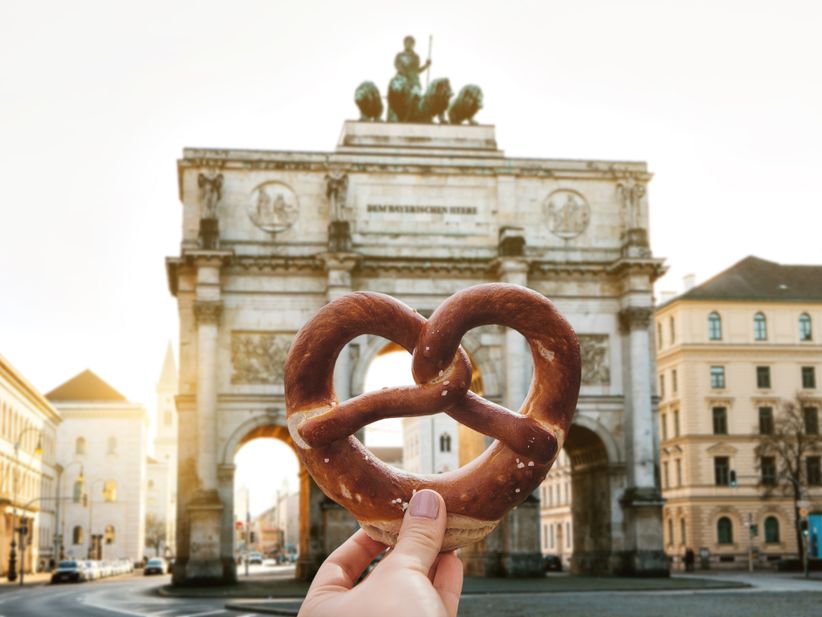 Brezel vor dem Siegestor in München