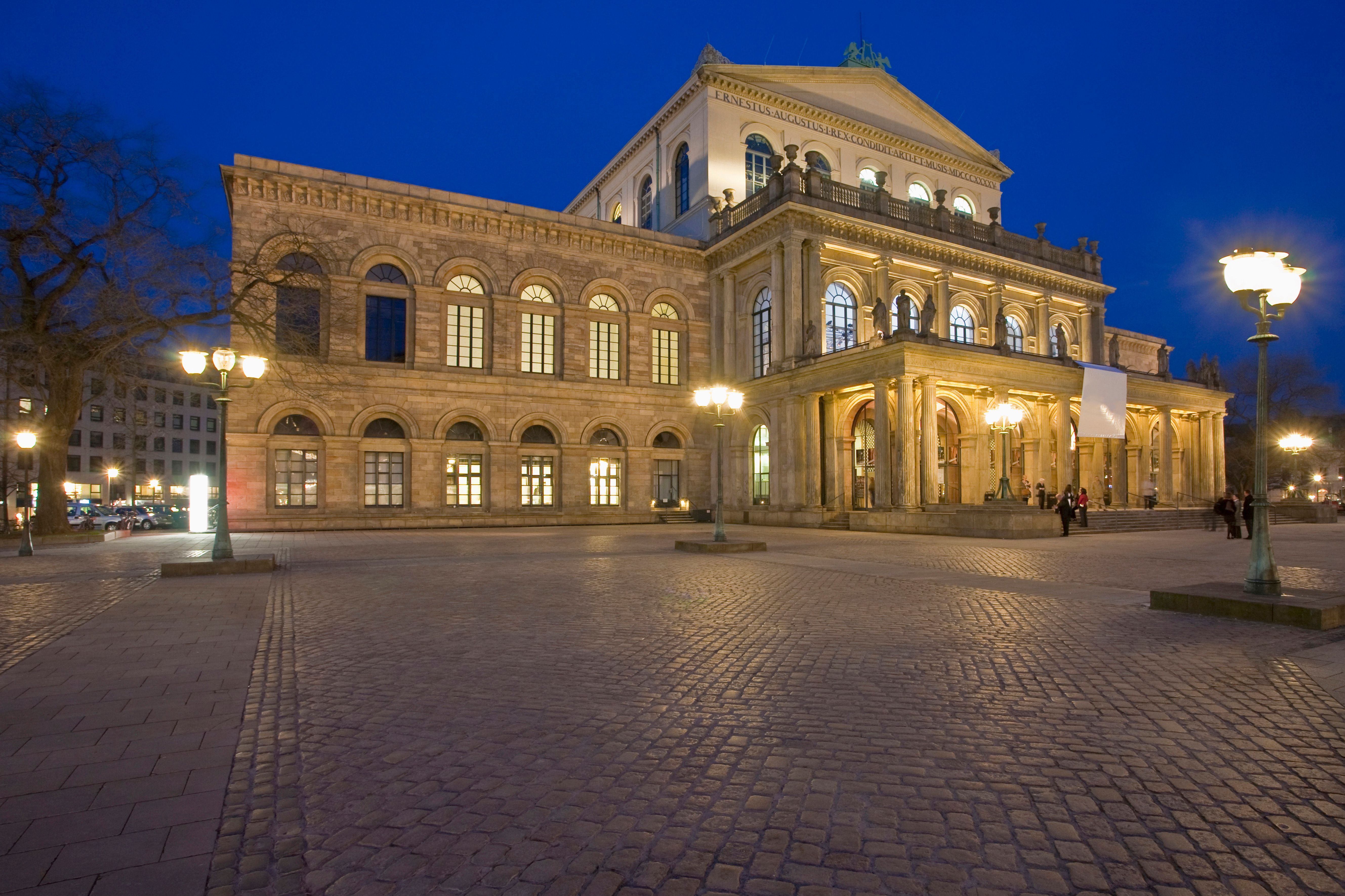Beleuchtetes Opernhaus in Hannover bei Nacht