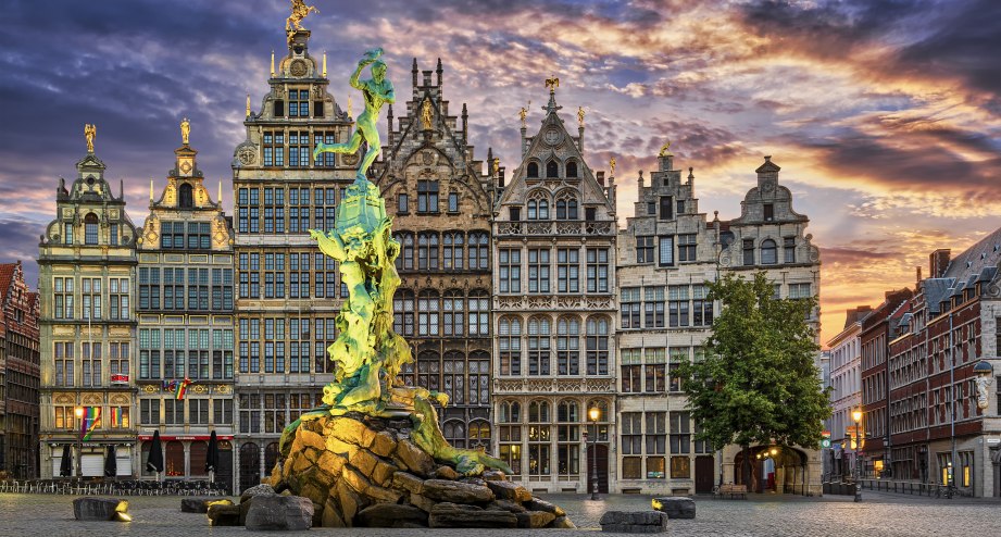 Antwerpen Platz Statue Dämmerung, © Getty Images Harald Nachtmann