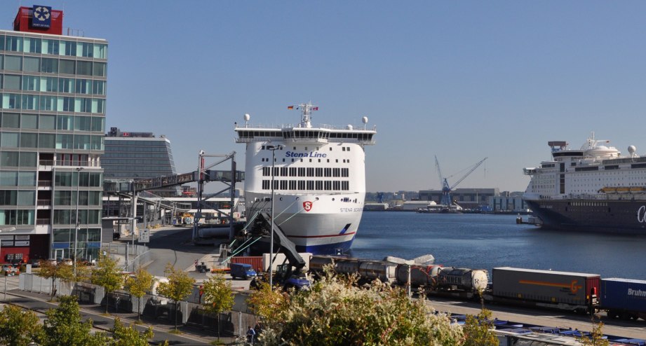 Zwei große Kreuzfahrtschiffe liegen in Kiel an - BAHNHIT.DE, © getty