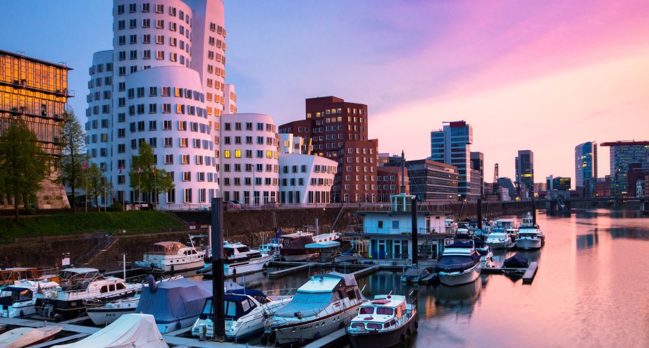 Der Medienhafen in Düsseldorf - BAHNHIT.DE, © getty, Foto: Daniel_Keuck