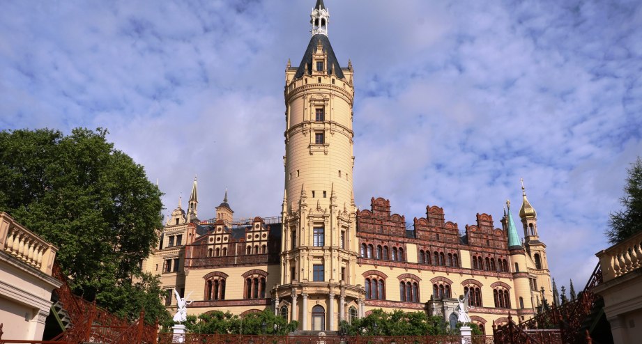 Landtag in Schwerin, Blick auf den Turm - BAHNHIT.DE, © getty, Foto: ClaraNila