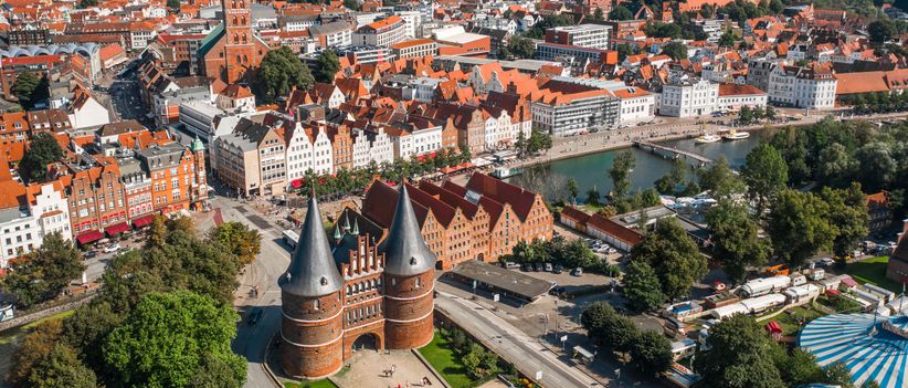 Luftaufnahme von der Altstadt und Holstentor in Lübeck