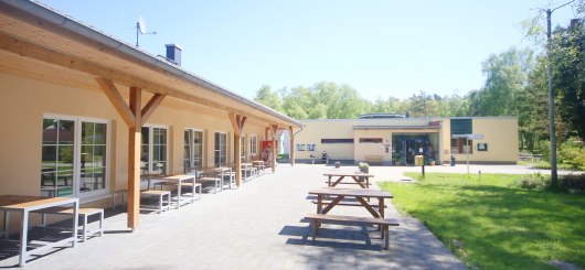 born_seminarhaus_sitzbaenke_rezeptionshaus, © djh-mv