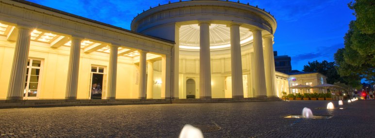Elisenbrunnen in Aachen bei Nacht. - BAHNHIT.DE, © getty; Foto: Tutye