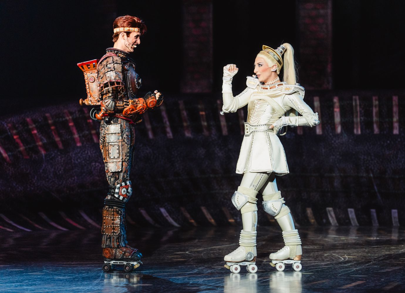 Rusty und Pearl, die Hauptfiguren des Musicals Starlight Express, gemeinsam auf der Bühne