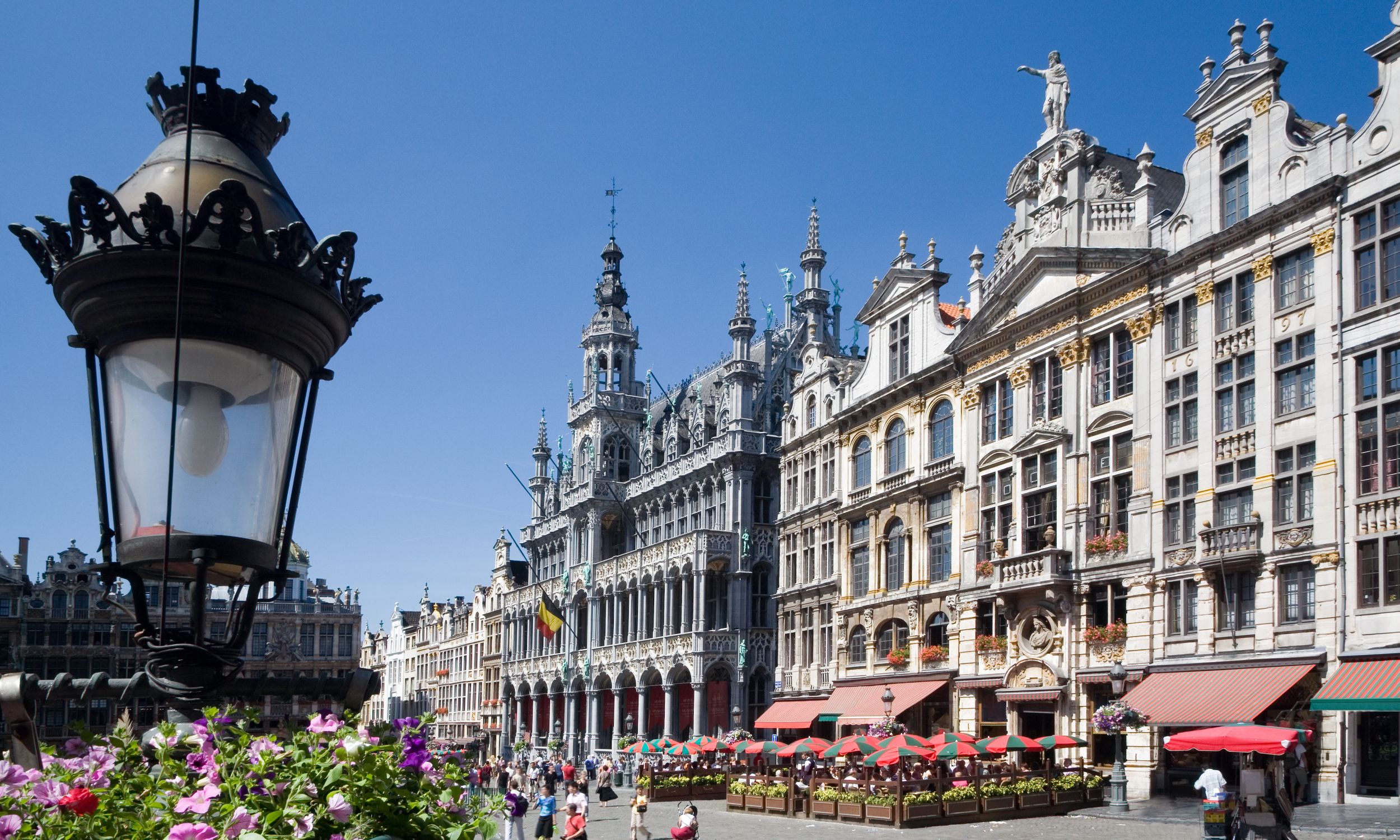 Straßenlaterne am Grote Markt in Brüssel mit Fassaden im Hintergrund