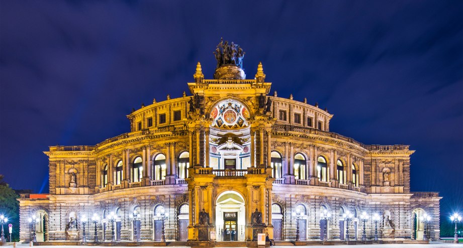 Die Semperoper bei Nacht - BAHNHIT.DE, © getty, SeanPavonePhoto