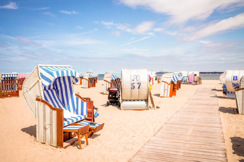 Strandkörbe am Strand von Travemünde bei Lübeck