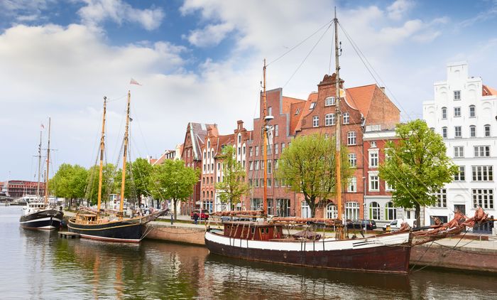 Boot am Ufer der Altstadt von Lübeck