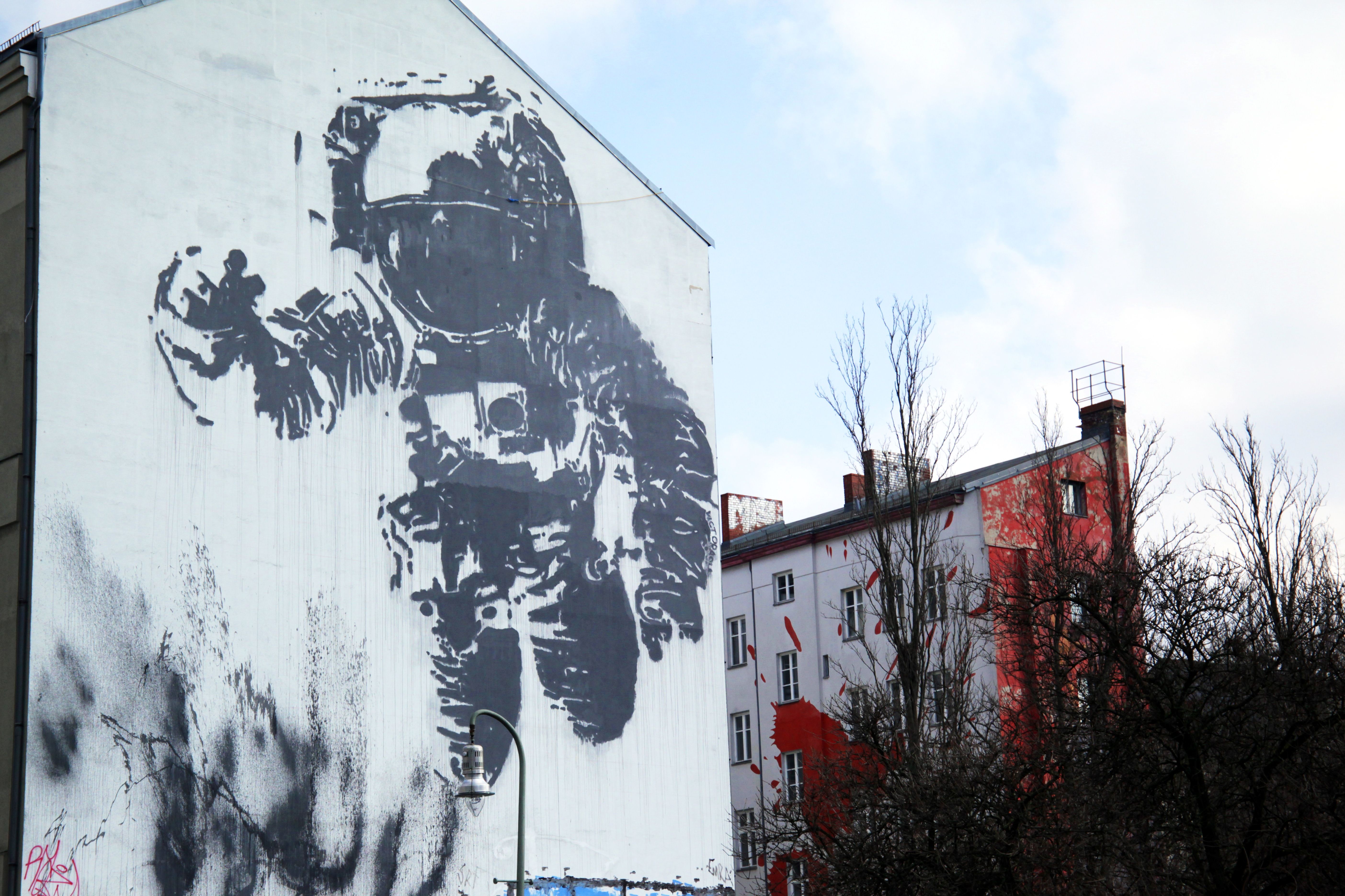 Graffiti eines Astronauten auf der Street Art Tour in Berlin