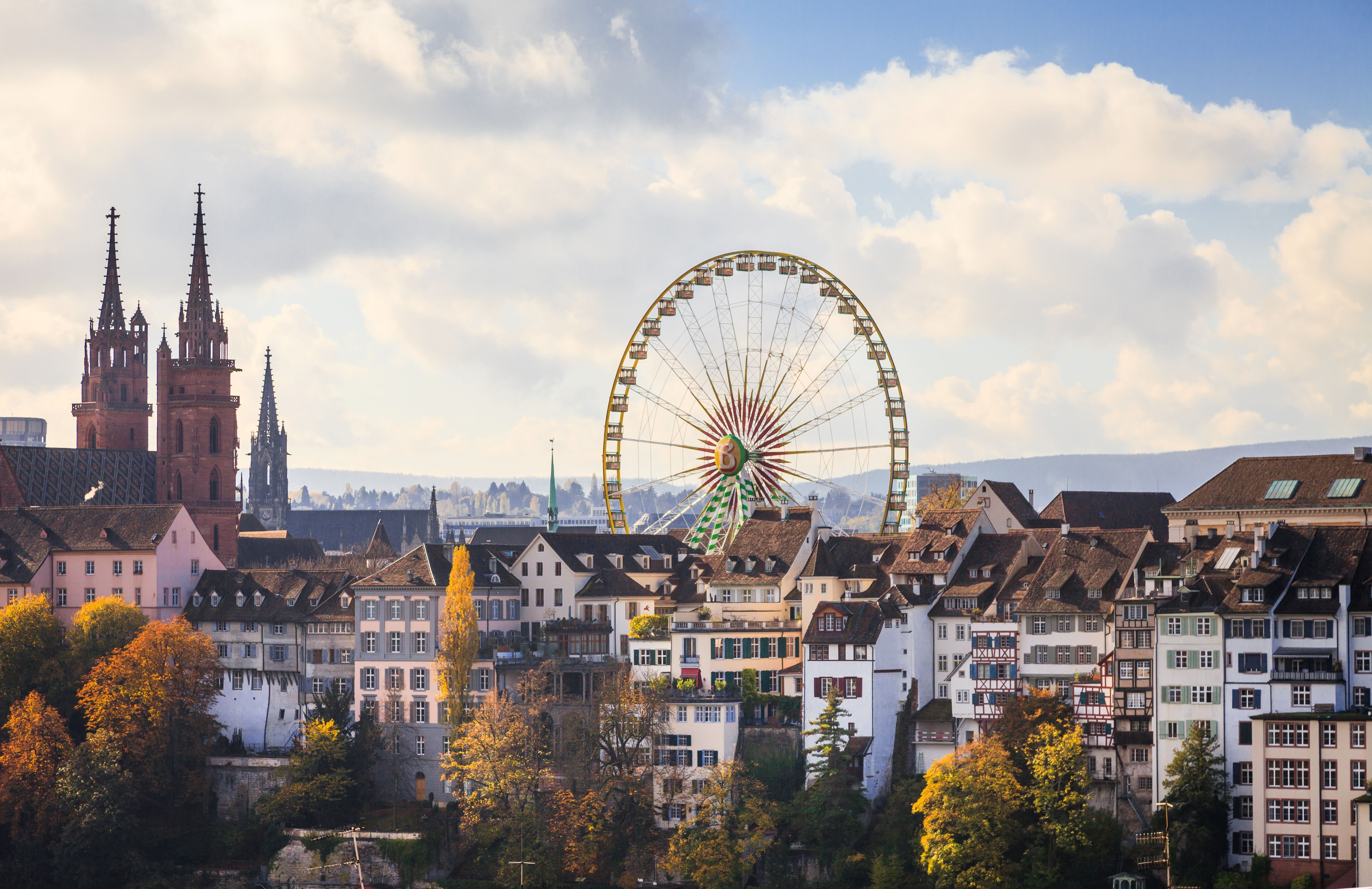 Basel Stadtsilhouette mit Riesenrad