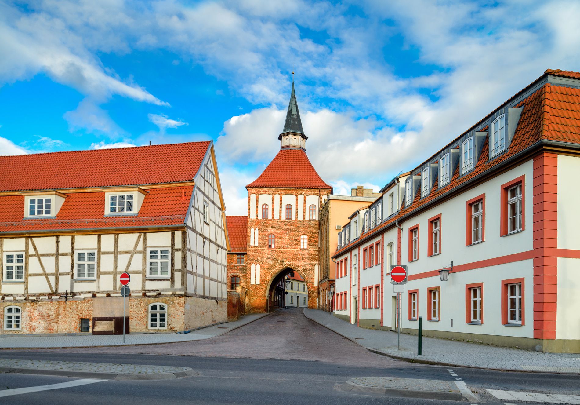Das mittelalterliche Kniepertor in Stralsund, flankiert von historischen Wohnhäusern entlang der Straße.