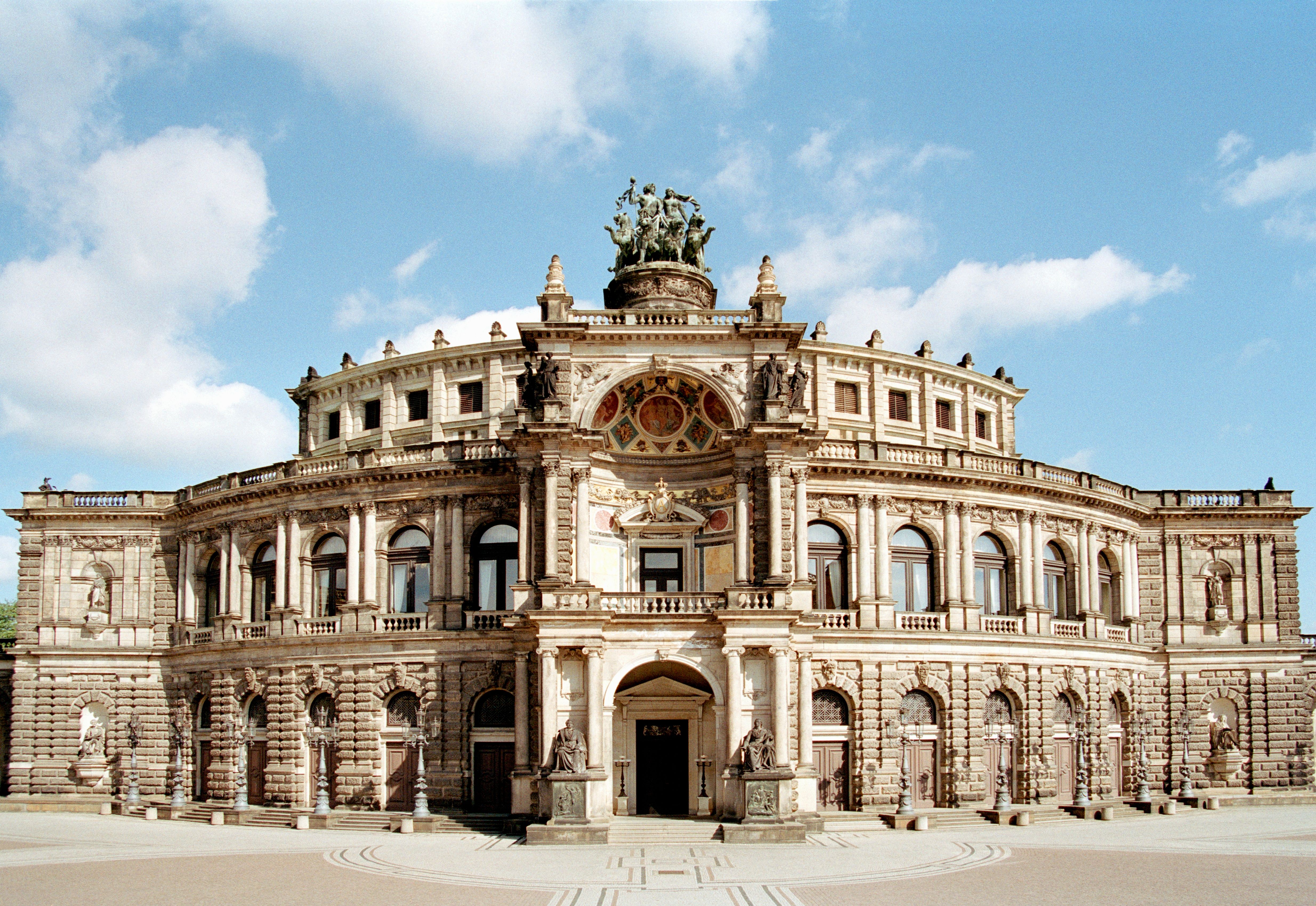 Frontalansicht Semperoper mit blauem Himmel und ohne Menschen