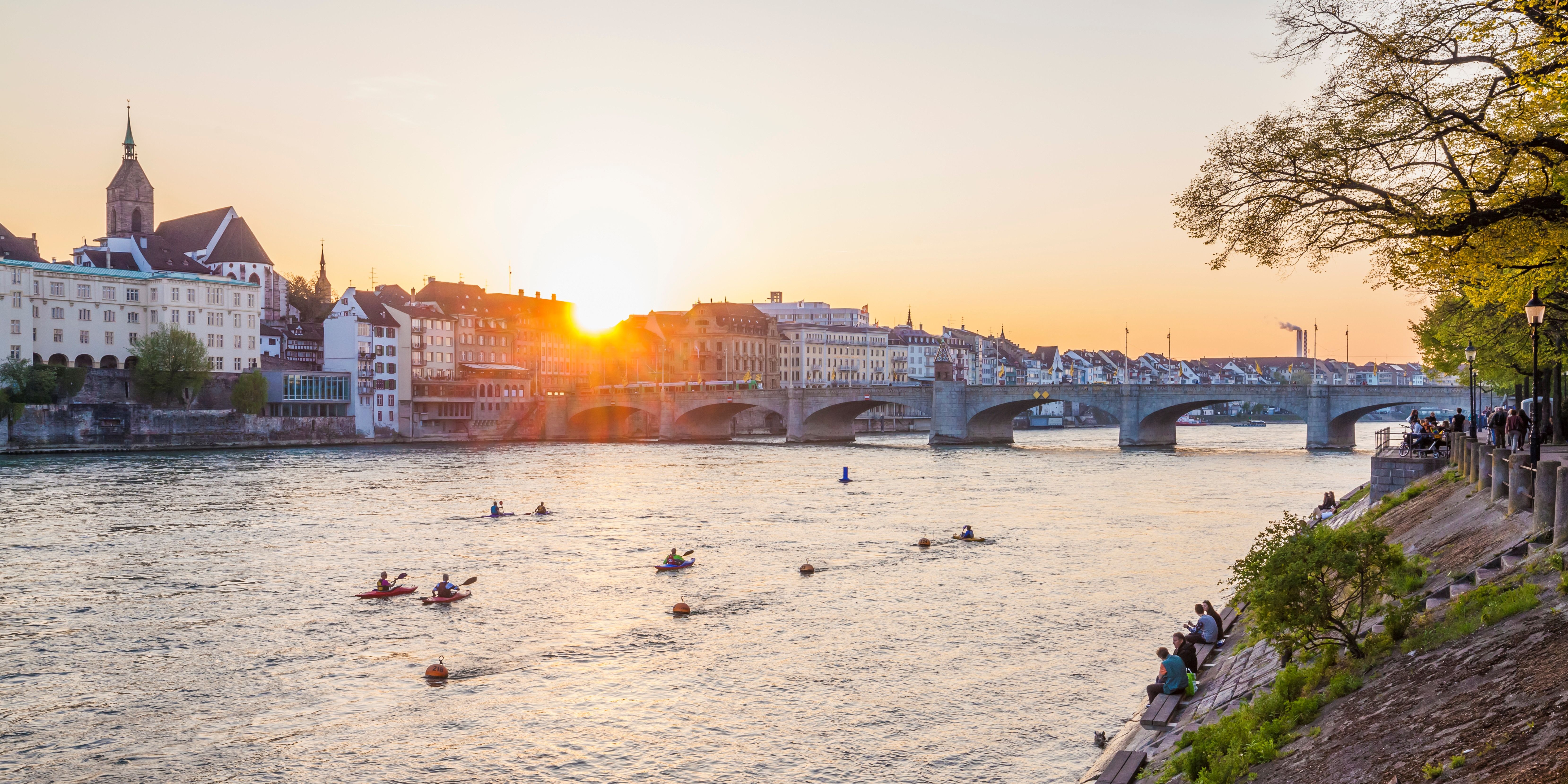 Basel am Rheinufer zum Sonnenuntergang
