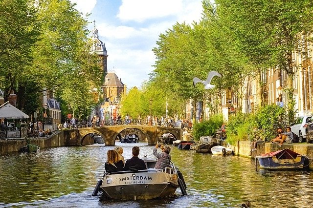 Bahnhit Amsterdam Bootstour kleines Boot, © pixabay
