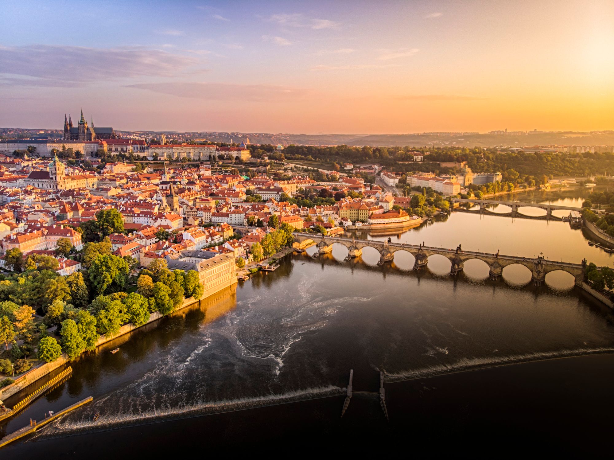 Panoramablick aus der Vogelperspektive auf Prag mit Karlsbrücke und Moldau.