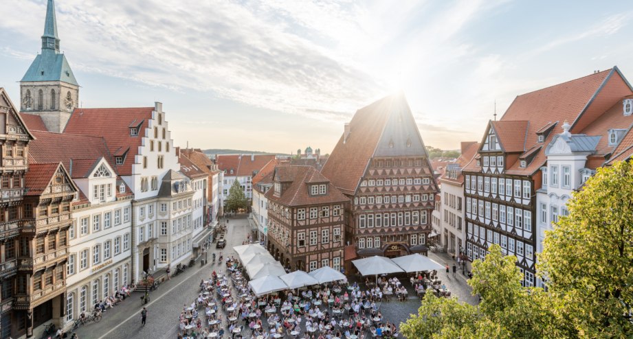 Marktplatz von Hildesheim. - BAHNHIT.DE, © Hildesheim Marketing GmbH, Foto Dagmar Schwelle
