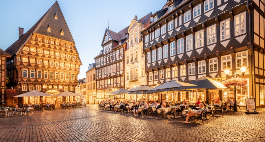 Abendstimmung auf dem Marktplatz von Hildesheim. -BAHNHIT.DE, © Hildesheim Marketing GmbH, Foto Dagmar Schwelle