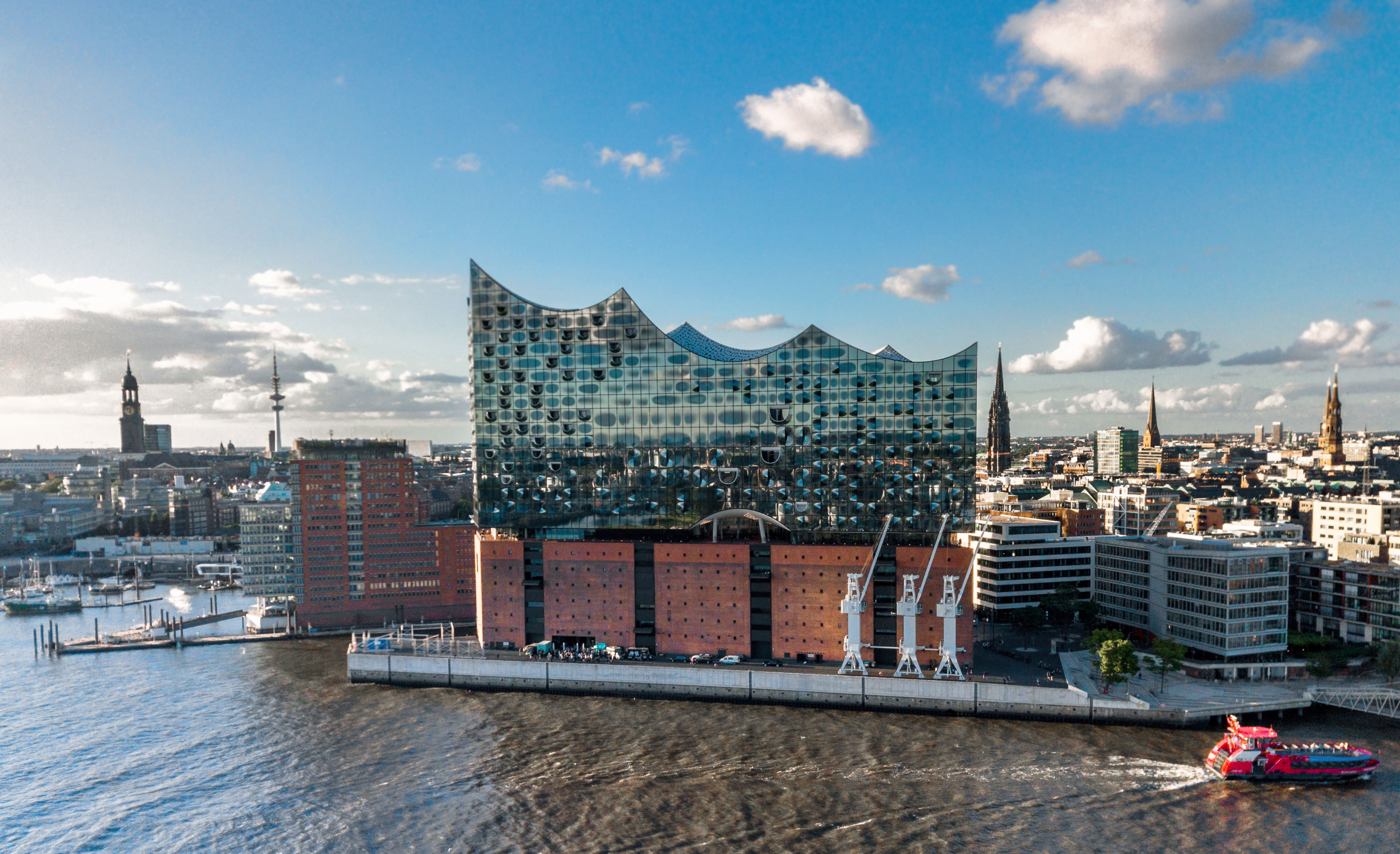 Hamburger Elpphilharmonie am Hafen in Hamburg bei blauem Himmel
