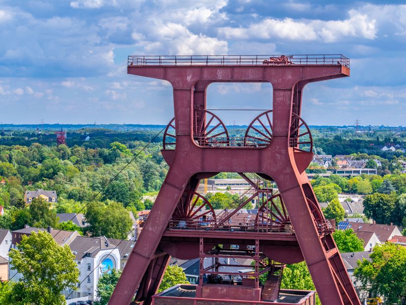Förderturm Zeche Zollverein und Panorama auf Essen