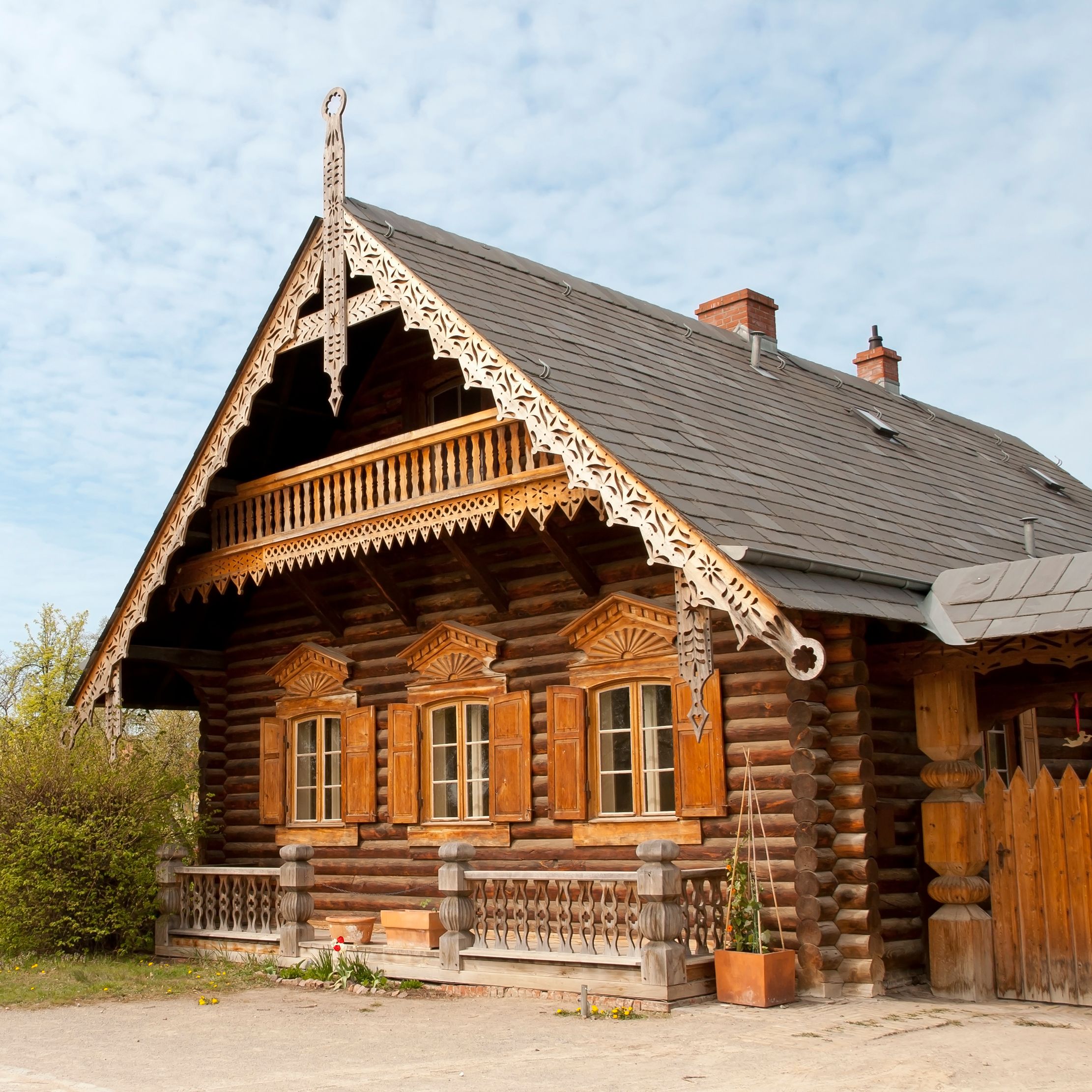 Holzhaus mit Verzierung in der Kolonie Alexandrowka Potsdam